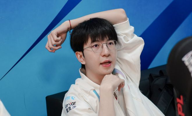 关于TheShy连续十二场比赛得分超过比赛局势复杂，TL不断突破！赛场气氛高涨的信息